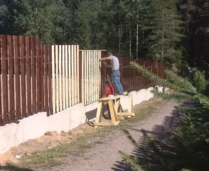 Заборы для загородного дома: установка и ограждение участка